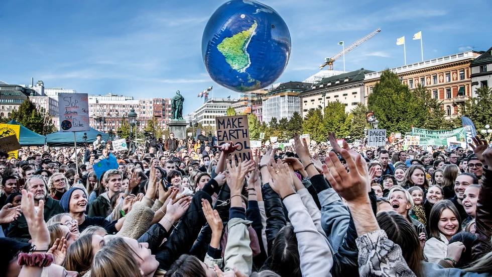 Det kan kännas svårt att veta vad man ska göra rent konkret åt klimathotet. Men att testa hur ens eget klimatavtryck ser ut kan vara en början till förändring. Här demonstrerar människor i Stockholm under hösten 2019.