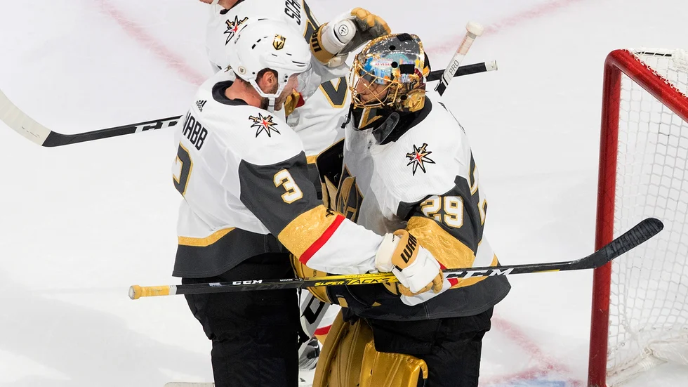 Vegas Brayden McNabb och målvakten Marc-Andre Fleury firar segern över Chicago.