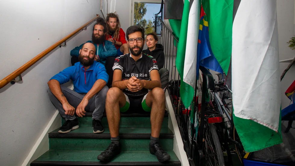 Benjamin Ladraa, Alaa Alsadi, Abed Naji, Robin Lundgren och Jon Andersson cyklar genom Sverige för att samla in pengar till proteser till skadade barn i Gaza. De stora flaggorna väcker uppmärksamhet på vägen.