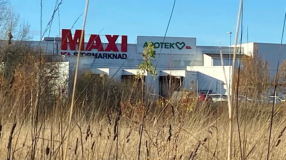 Den här tomten, mellan Ica Maxi och Granngården, har utsetts till lämplig plats för den nya polisstationen i Enköping.