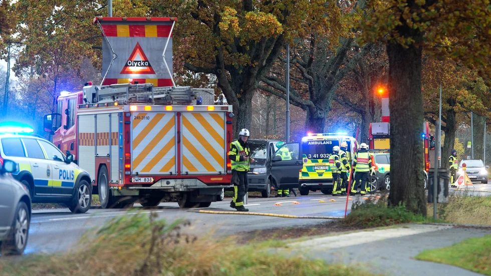 Körfältet in mot Nyköping blev helt avstängt under räddningsarbetet.