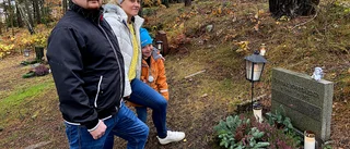 Med ljus hedras minnena av våra döda