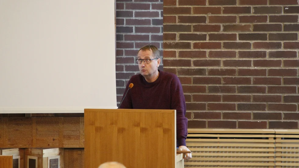 Kommunalråd Tomas Egmark (S) menade att det givetvis inte är ett normalt förfarande att schemaläggas med någon man just anmält för sexuella trakasserier. Nu ska man utreda kommunens agerande.