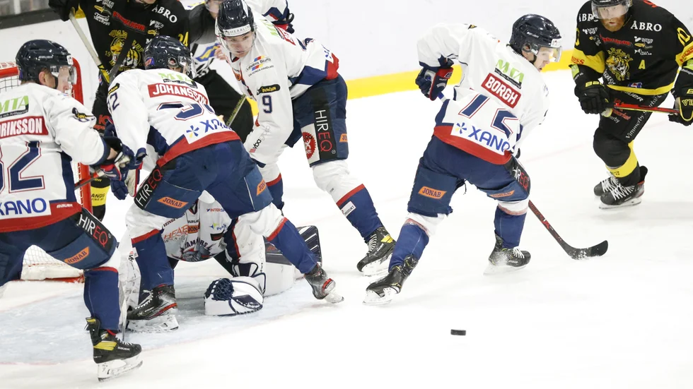 Det var två formstarka lag som möttes i Vimmerby ishall.