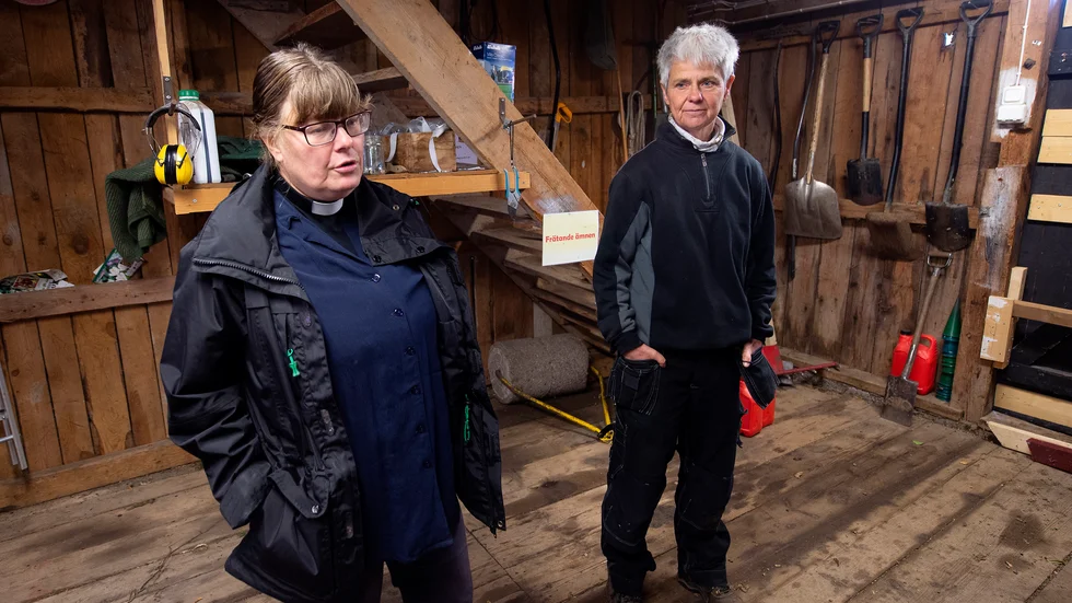 En åkgräsklippare, en röjsåg och en lövblås
stals vid ett inbrott vid Ludgo
kyrka i oktober 2018. Nu stänger kyrkoherde Ellinor Svensson och kyrkogårdsvaktmästare Ann-Sofie Andersson kyrkorna i församlingen. 