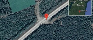 En personbil i olycka