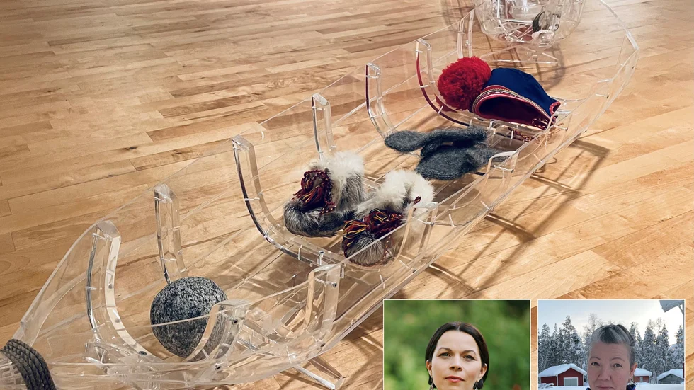 En osynlig rajd som leder till en osynlig tältkåta finns med i utställningen. Ackjorna i plexiglas är tillverkade av Per Tjikkom och Robert Gaelok. Elin Anna Labbas texter ligger till grund för berättelsen. Elina Nygård, Ájtte, medverkar i filmen.