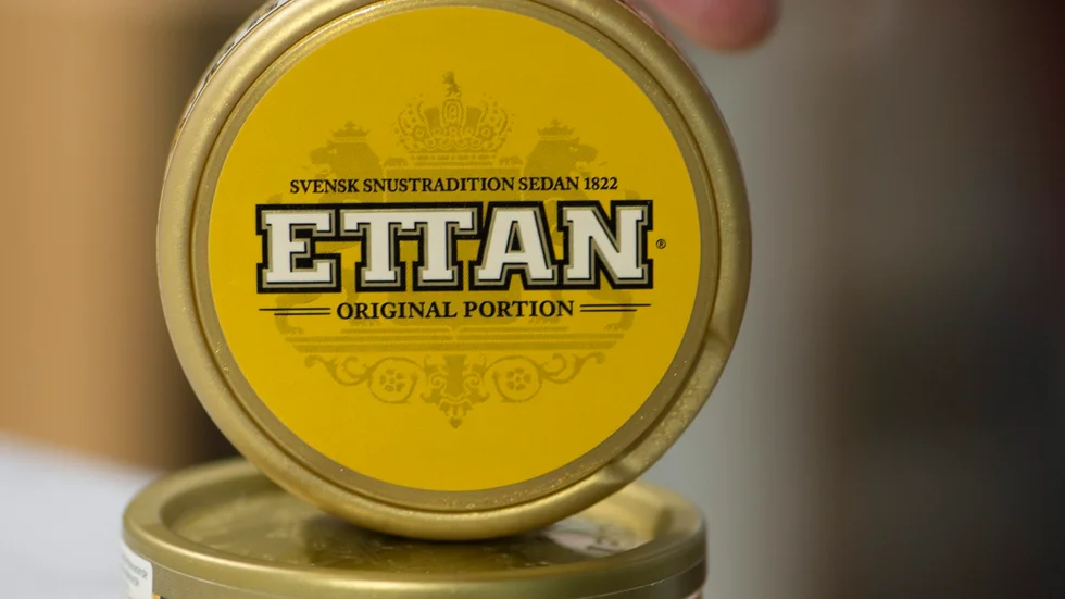 Det är inte osannolikt att snusdosan tillhörde den tredje personen i polisbilens baksäte, resonerar tingsrätten. 