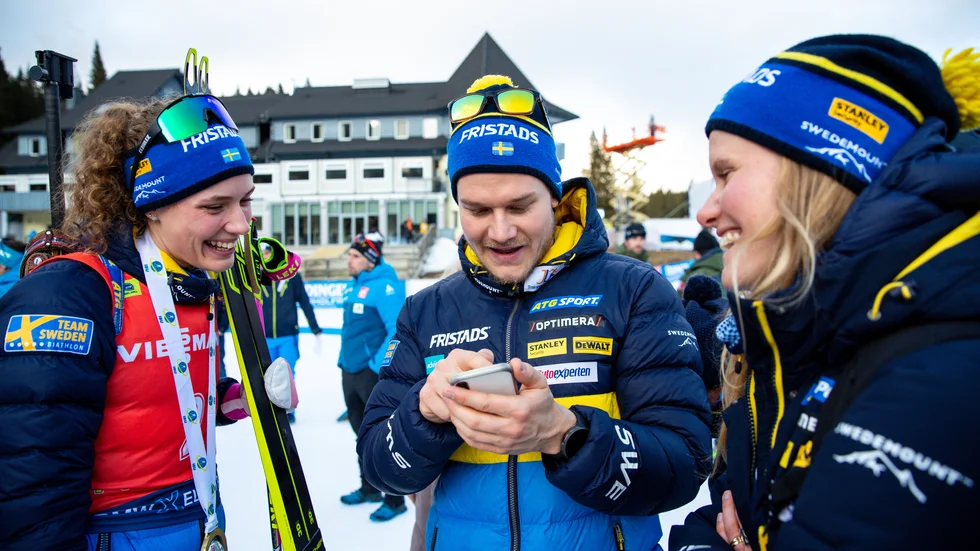 Johannes Lukas, mitten, är hemma med en nyoppererad axel och följer Skidskytte-VM via tv.
