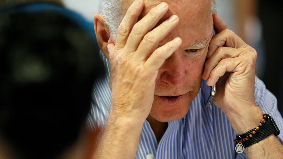 Ja, hallå? USA:s nye president Joe Biden har talat i telefon med tolv världsledare sedan han tillträdde, men låter flera av landets nära allierade vänta. Arkivbild, tagen vid ett mindre formellt samtal i juli 2019.