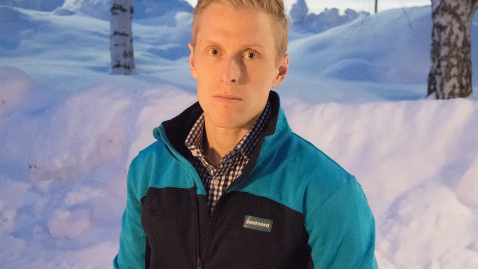 "Vi ser att vi ska hinna få ut allt innan jul, men det är stora volymer med brev och paket och vi hinner inte riktigt sorterade på samma sätt som vi gör i vanliga fall", säger områdeschefen Peter Flymalm.