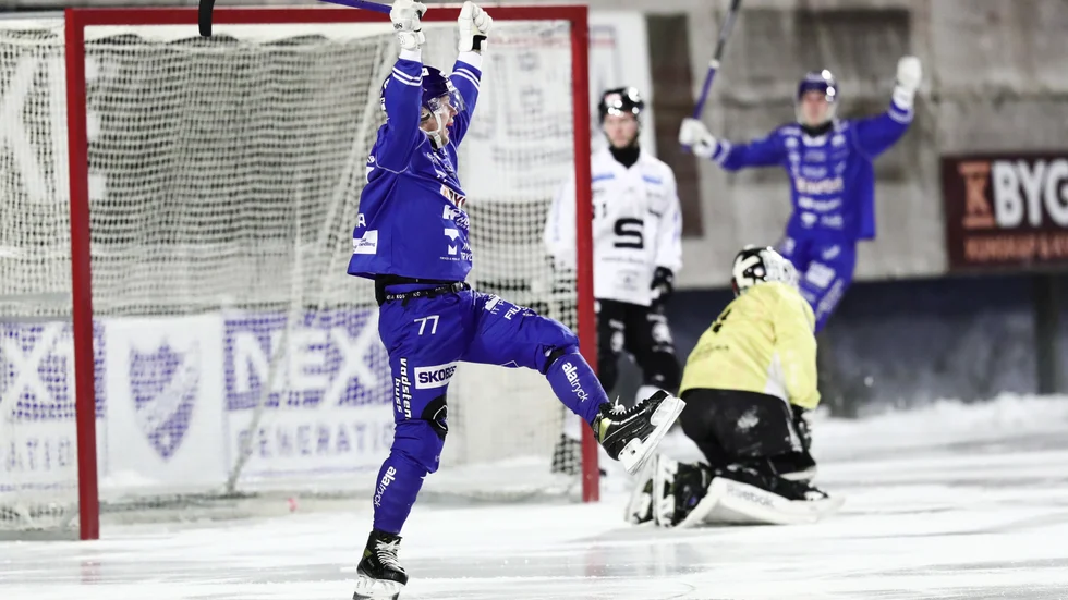 Jaaa! IFK Motalas passare Aleksi Seppänen och 1-0-målskytt Viktor Hulthammar jublar över matchens första mål. Sandviken fick en tuff uppgift på K bygg arena. Segern hemma med 4-2 var en fin skalp för IFK Motala.