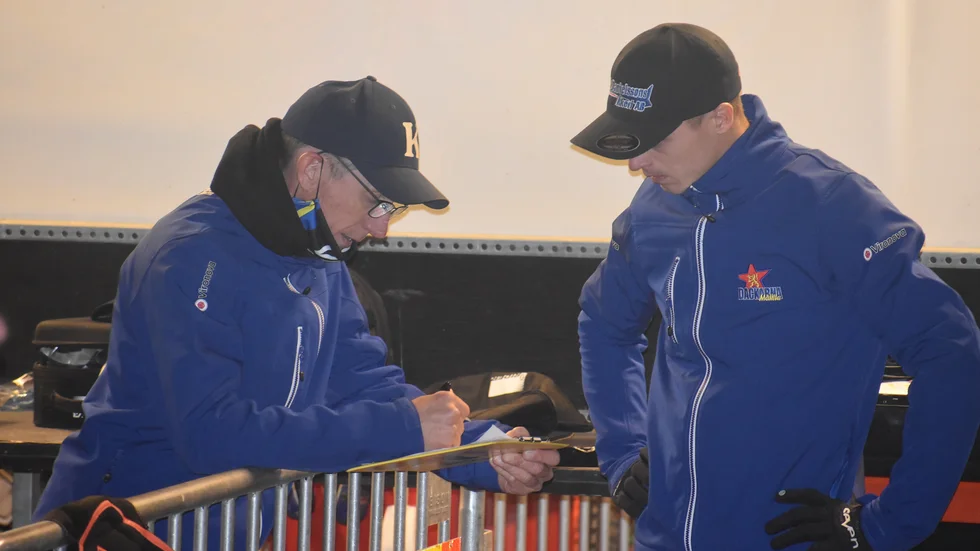 Jobbigt. Dackelagledaren Peter Karlsson och Jacob Thorssell i taktiksnack hur de skulle kunna vända mot Indianerna. Det gick inte. 