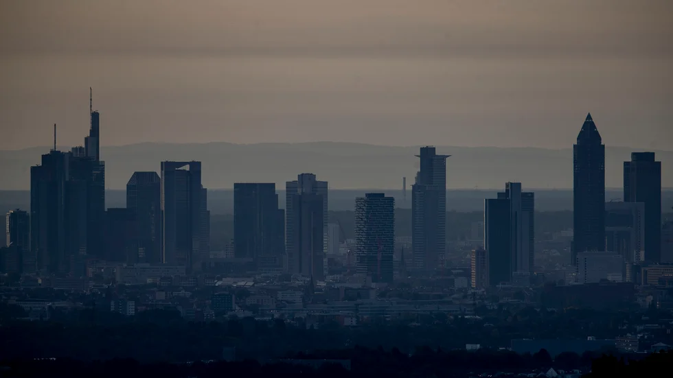 Bankdistriktet i tyska Frankfurt. Forskningsinstitutet Ifo som brukar mäta affärsklimatet i Europas största ekonomi höjer sin BNP-prognos för 2020. Arkivbild.