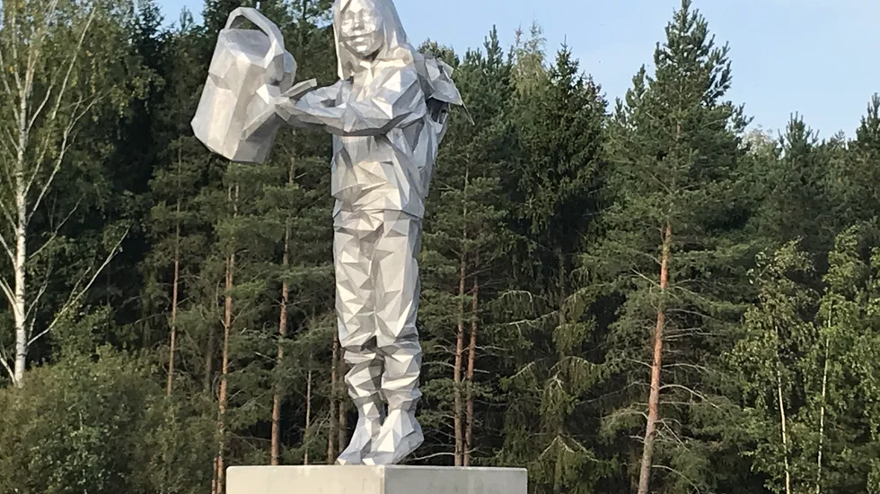 " Att barnet står på en sockel lyfter upp det ytterligare. Det pekar uppåt och framåt" säger Niklas Mulari.