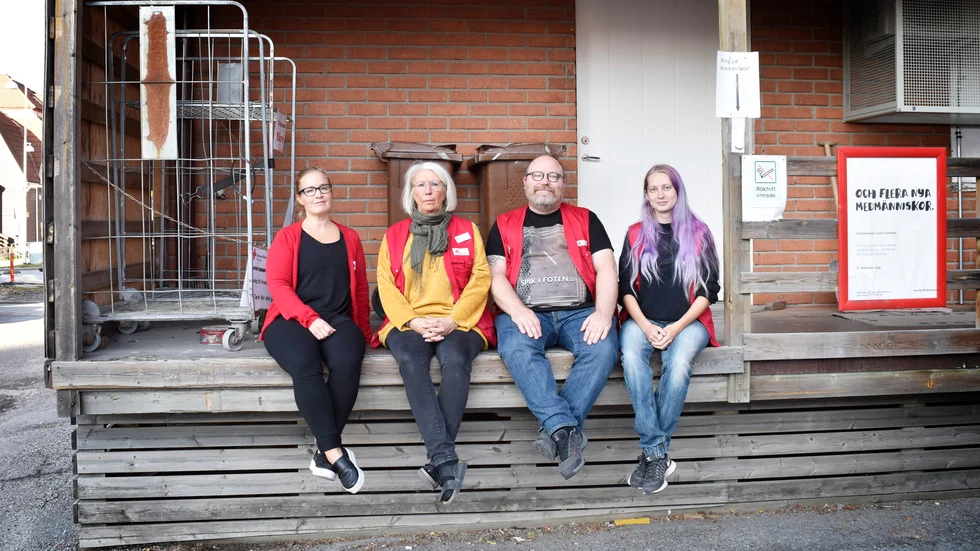 Alexandra Sundberg, verksamhetschef, Karin Delerholt, frivilligarbetare, Johnaz Bäckman, butikschef och Evelina Sundin Jennerfors, handledare arbetar på Röda Korset i Skellefteå. 