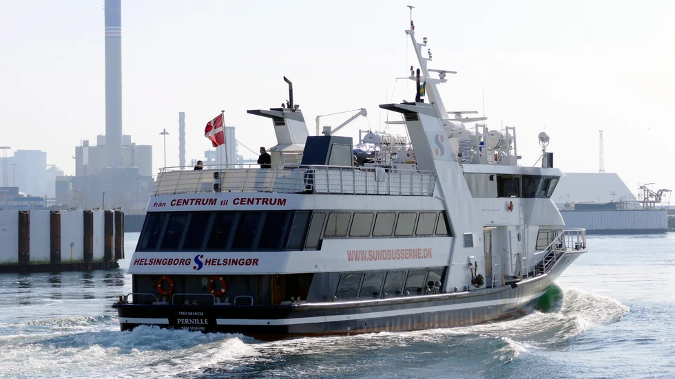 M/S Sundbuss Pernille lämnar hamnen i Helsingborg med destination Helsingör. Färjan tillhör det danska rederiet Sundbusserne A/S. Arkivbild.