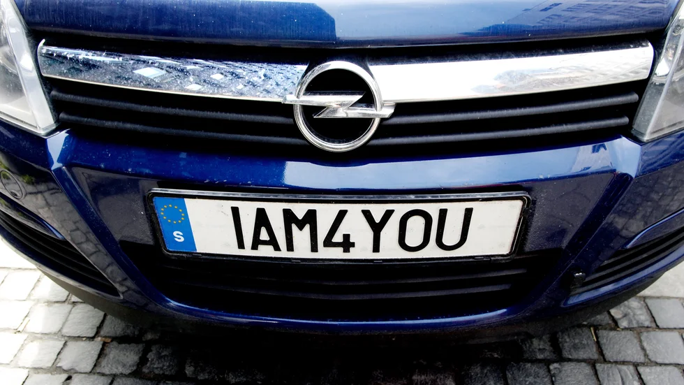 "I am for you" är en registreringsskylt som Transportstyrelsen har godkänt. Men den Strängnäsbo som ville kalla sin bil för "asshole" fick ett nej. Genrebild.