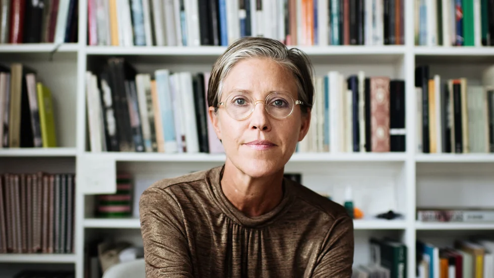 Johanna Ekström (född 1970) är poet och författare. I boken "Meningarna" skriver hon om sin mamma, den strokedrabbade författaren Margareta Ekström.