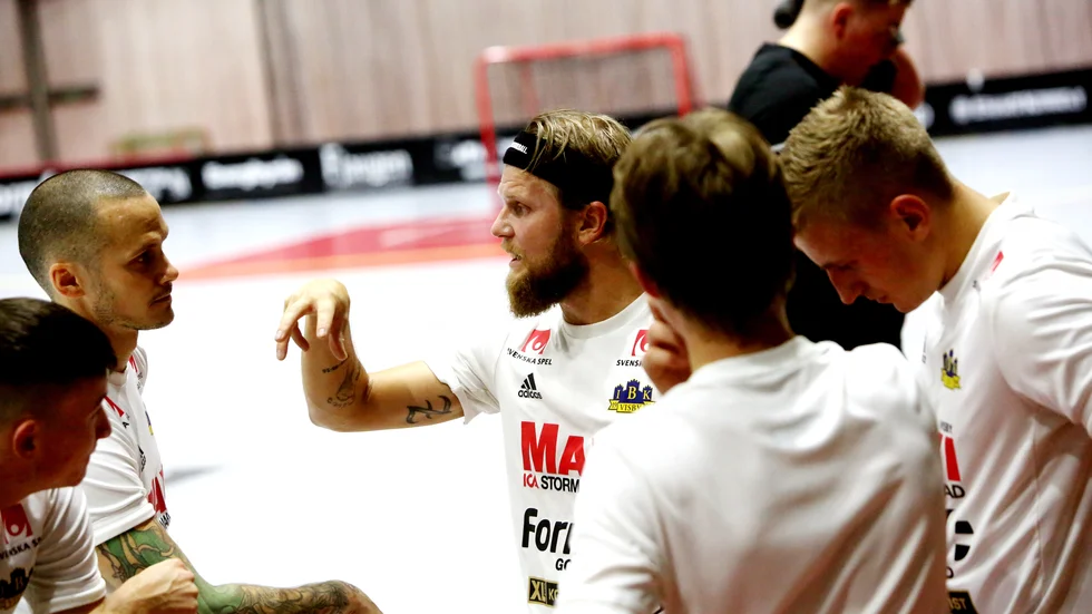  Emil Zetterberg (mitten) slutar som spelare och blir assisterande tränare i Visby IBK.