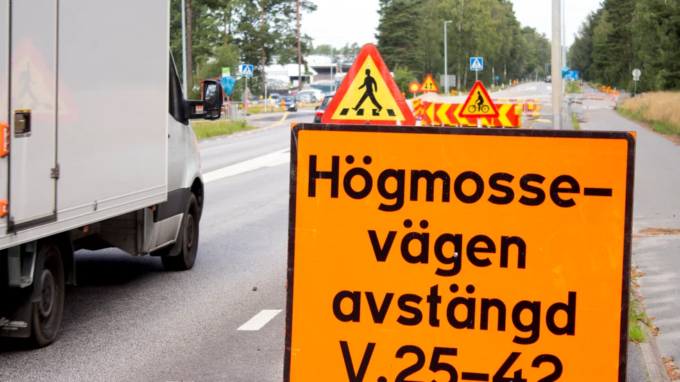 Nu börjar rondellbygget i den så kallade Scaniakorsningen. Under arbetet är infarten till Högmossevägen avstängd.