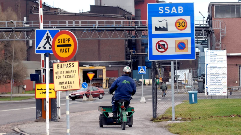 Benresterna hittades av en chaufför som arbetade inne på SSAB-området. Polisen inledde en förundersökinng om mord. Det var falsklarm. 
