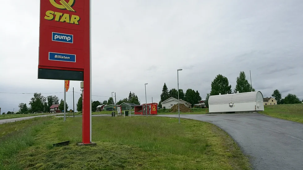 Q-stars mack i Unbyn hade ett stort bränsleutsläpp någon gång under våren och hösten 2017.  Tre år senare pågår fortfarande diskussionen om hur mycket som bensinbolaget ska betala för sin del i läckaget.