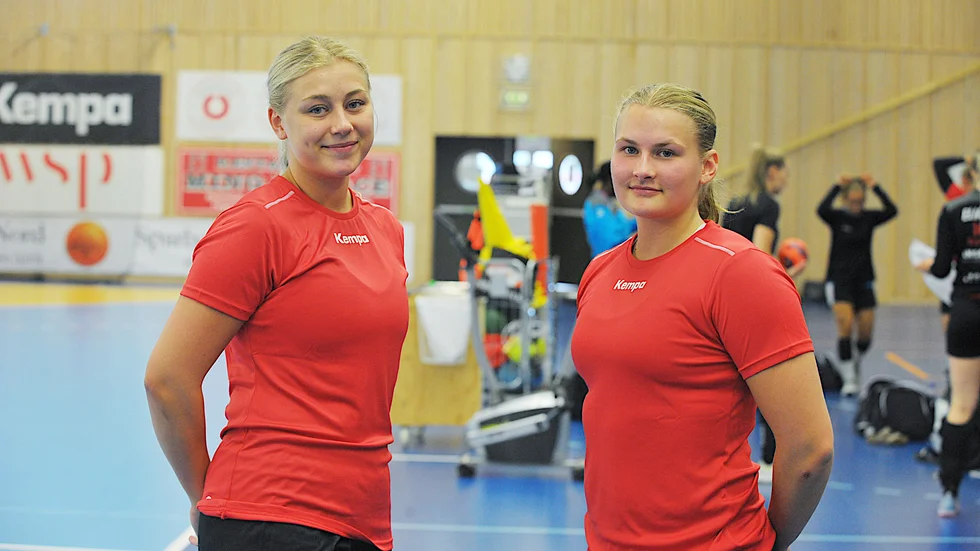 Alma Johansson Thornéus (vänster i bild) och Alma Mikaelsson har vänt hem till Norrbotten för att elitsatsa i Boden.
