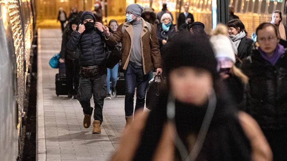 Rekommendationen om munskydd i kollektivtrafiken gäller hela våren.