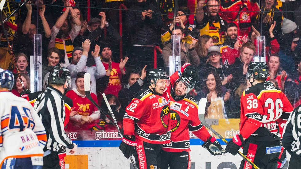 Karl Fabricius och Niklas Olausson har kamperat ihop i Luleå Hockey under ett antal säsonger. Nu skickar Olausson en uppmaning till Luleå Hockeys sportchefer om att förlänga med Fabricius.