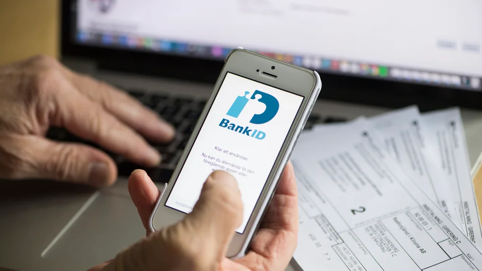 Telefonbedrägerier riktade mot äldre är vanligt förekommande. Inte sällan utger sig den som ringer för att komma från banken och uppmanar offret att legitimera sig med bank-ID eller bankdosa.