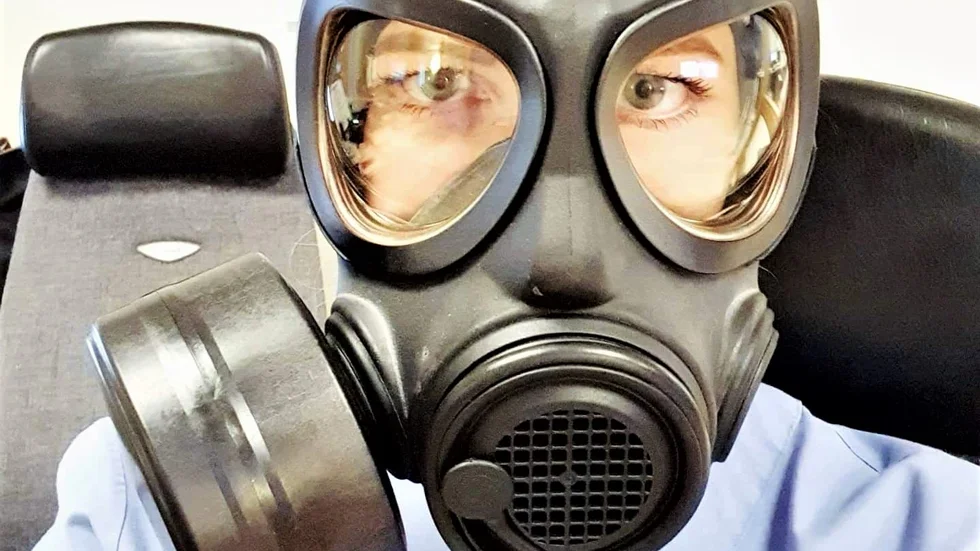 Sjuksköterskan Jennie Öhlund har jobbat inom covid-vården och även med coronamisstänka patienter på vanlig vårdavdelning. I båda fallen är det gasmask som gäller.