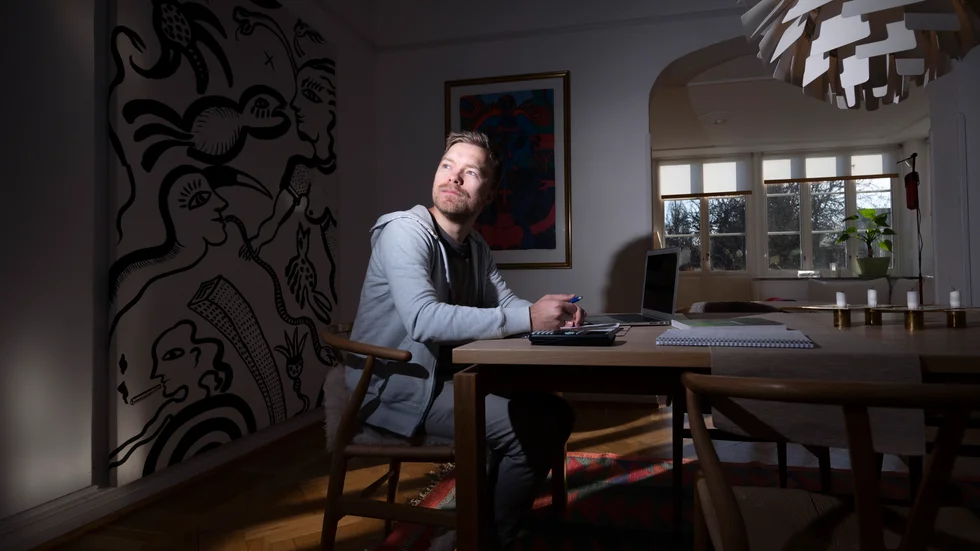 Petter Lundberg studerar vid köksbordet i föräldrahemmet i Malmö under den pågående coronapandemin.