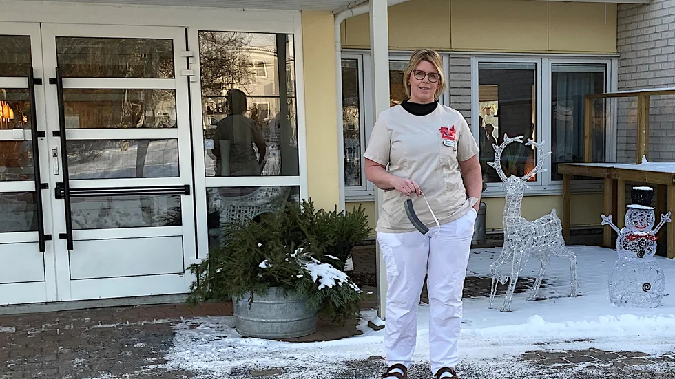 Susanne Ragnarsson och hennes kollegor på Hemgården i Målilla har täckt upp för varandra sedan i november, i syfte att skydda de boende bättre mot covid-19. 