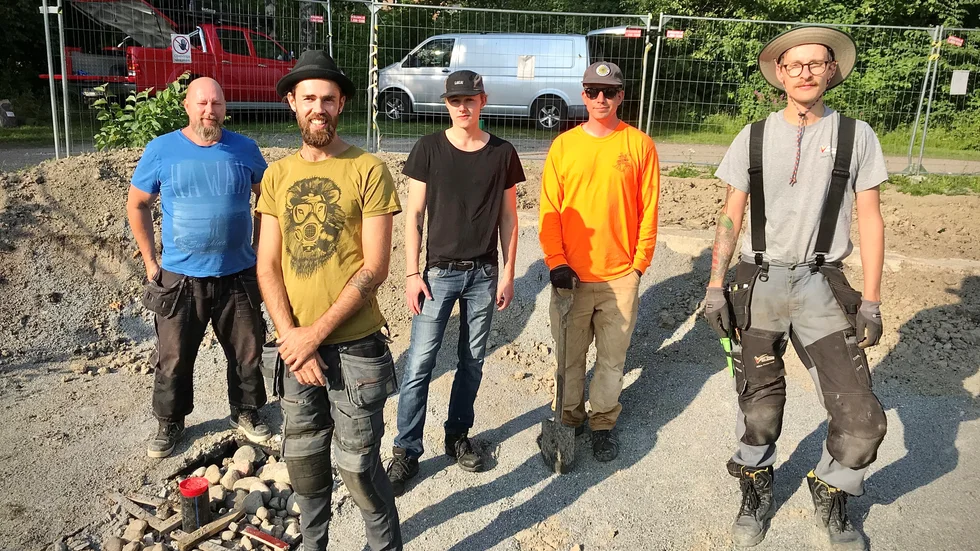 Fredrik Lindquist (ordförande), Fredrik Kinnbo, Alfred Lindquist, Erik Gusén och Albin Pettersson från EXS i gropen där det snart finns en skejtbowl.