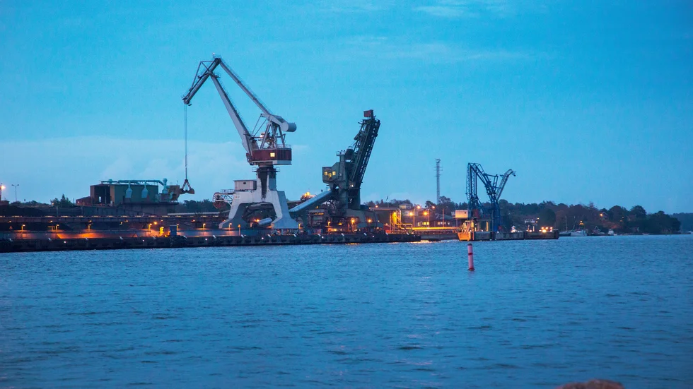 Var tredje lastbil som kör från en hamn i Skåne åker vidare till en annan hamnstad. Det vore betydligt bättre om de transporterna fortsatte via sjön, exempelvis till Nynäshamn eller Oxelösund, skriver Sjöfartsverkets generaldirektör Katarina Norén.