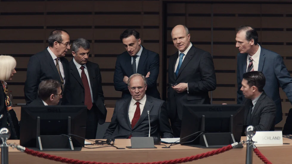 Trojkan sammanträder för att hitta på nya åtstramningskrav på Grekland i verklighetsbaserade "Adults in the room". Pressbild.