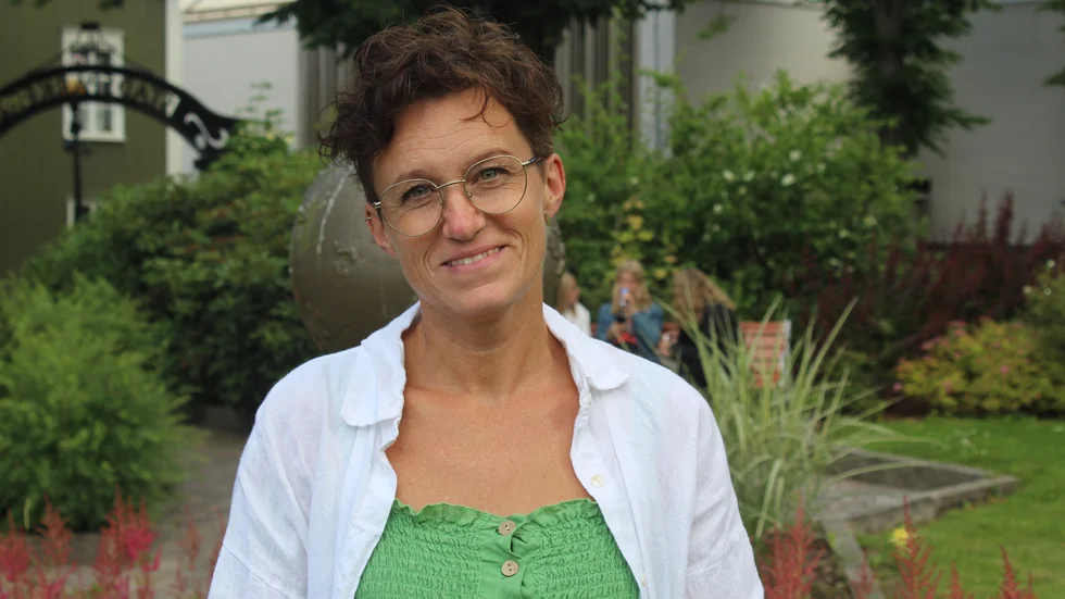 Camilla döper alltid sina utställningar och att den nu fick heta "Under himlen" beror bland annat på att den på grund av rådande omständigheter kommar att vara utomhus. 