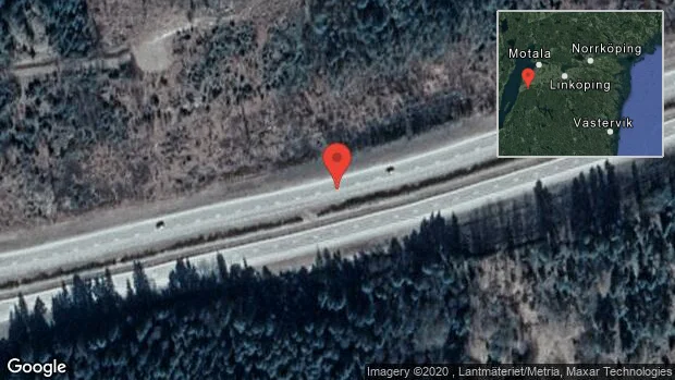 En lastbil och en personbil i trafikolycka