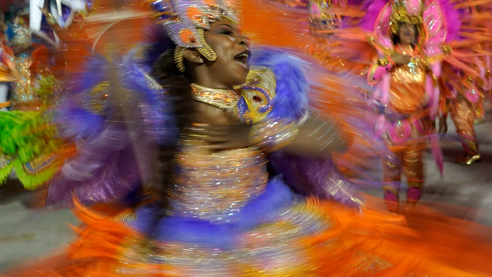En deltagare från sambaskolan Beija Flor under årets karneval i Rio de Janeiro.