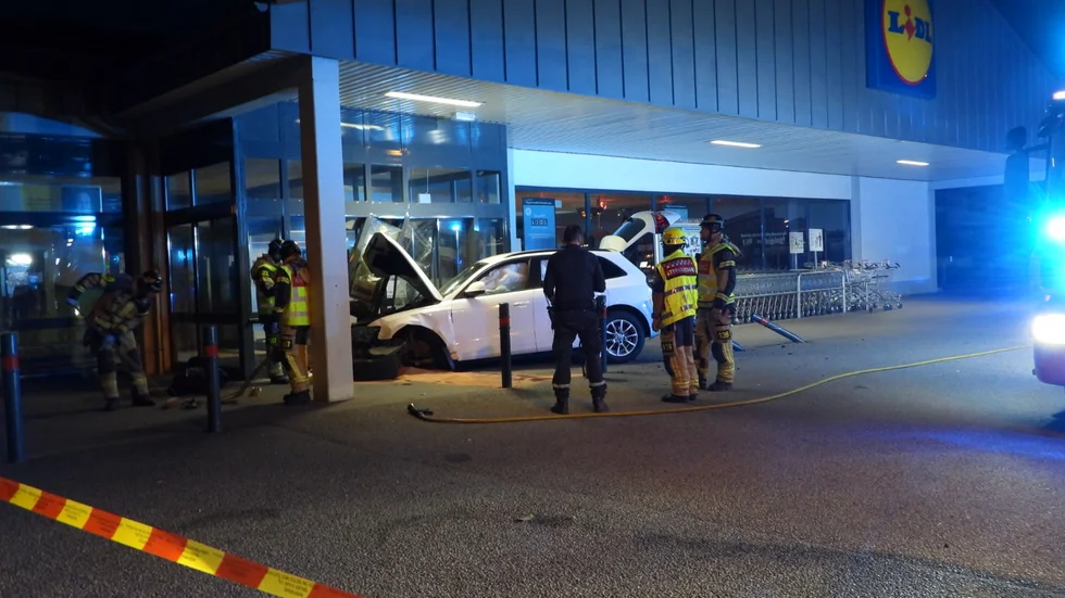 En bil körde under tisdagskvällen in i entrén till en mataffär i Norrköping.