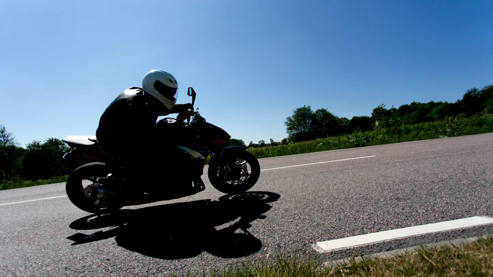 Motorcyklisten hamnade i diket och skadade sig. Bilen körde vidare, utan att stanna.