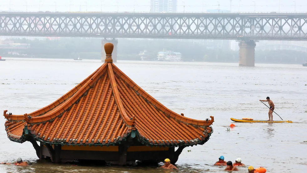 Invånare tar en simtur vid en paviljong som översvämmats vid Yangtzefloden i Wuhan i Hubeiprovinsen i förra veckan.
