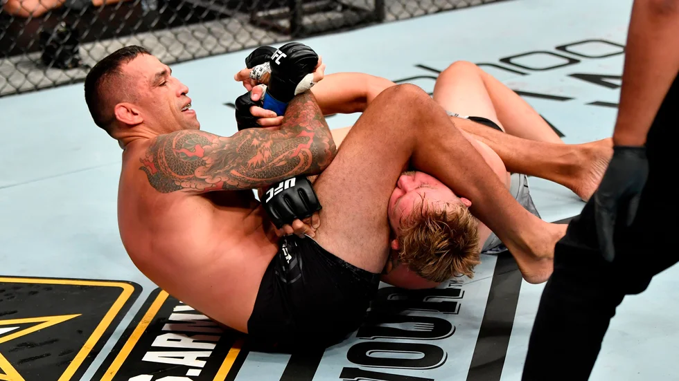 Alexander Gustafsson, höger, förlorade mot brasilianen Fabricio Werdum på ön Yas utanför Abu Dhabi.