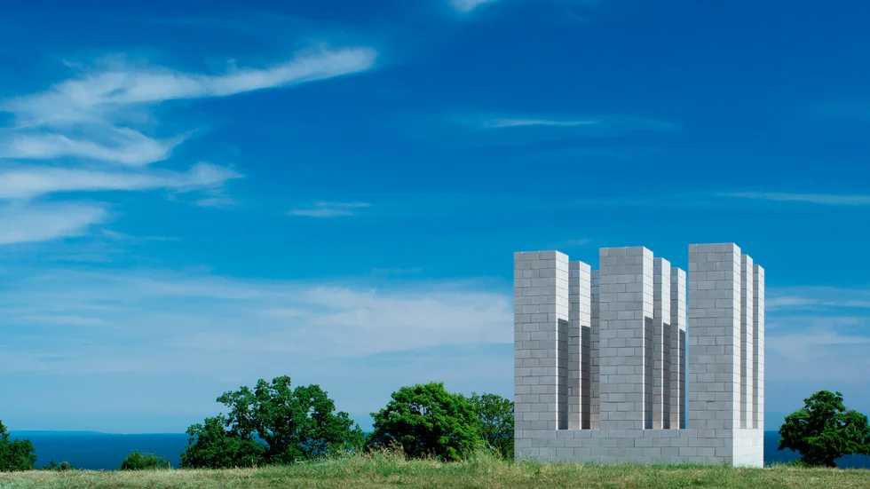 Kivik Art Centre i Skåne har i sommar fler besökare än en genomsnittssommar. Här ser vi konstverket "Nine towers (for Jene)" av Sol LeWitt. Pressbild.