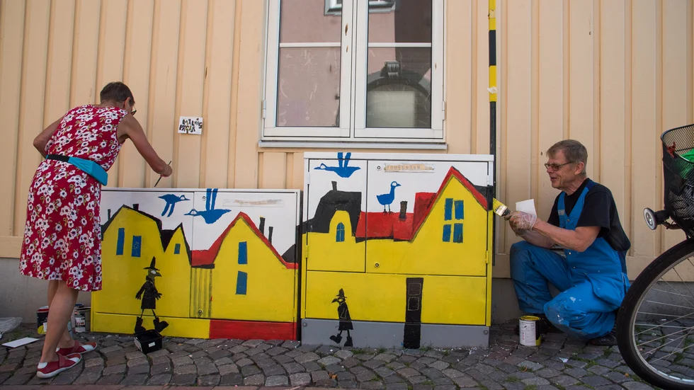 Hade inte de äldre konstnärerna fått medverka hade betydligt färre kabelskåp kunnat få utsmyckning i Gamleby, menar streetartfestivalens projektledare i sitt debattsvar.