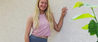 Hon observerar skiftande yoga-trender