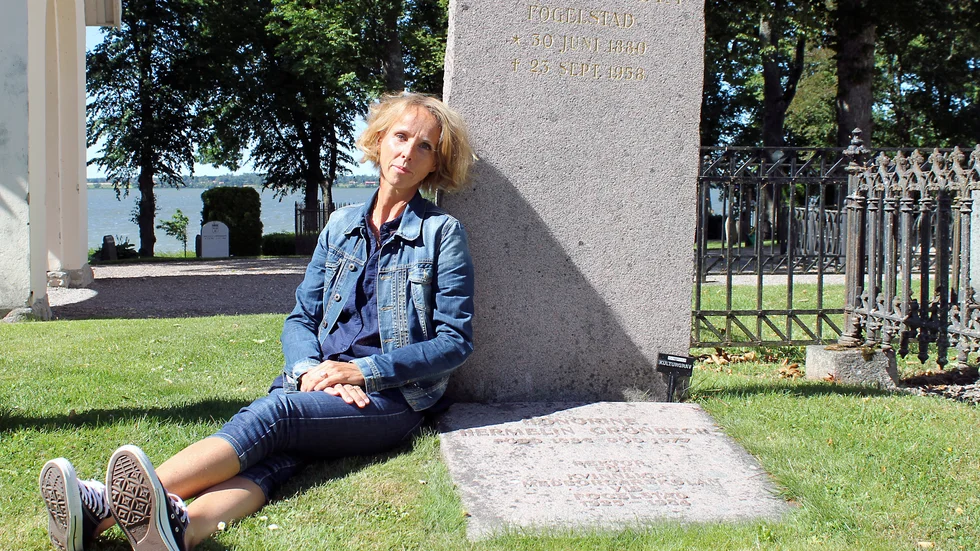Agneta Wallin besöker Julita för första gången efter att Lilla Ulfåsa blev sålt. Men den starka känslan för Fogelstadkvinnorna har hon kvar. På kyrkogården ligger Elisabeth Tamm och Honorine Hermelin begravda. 