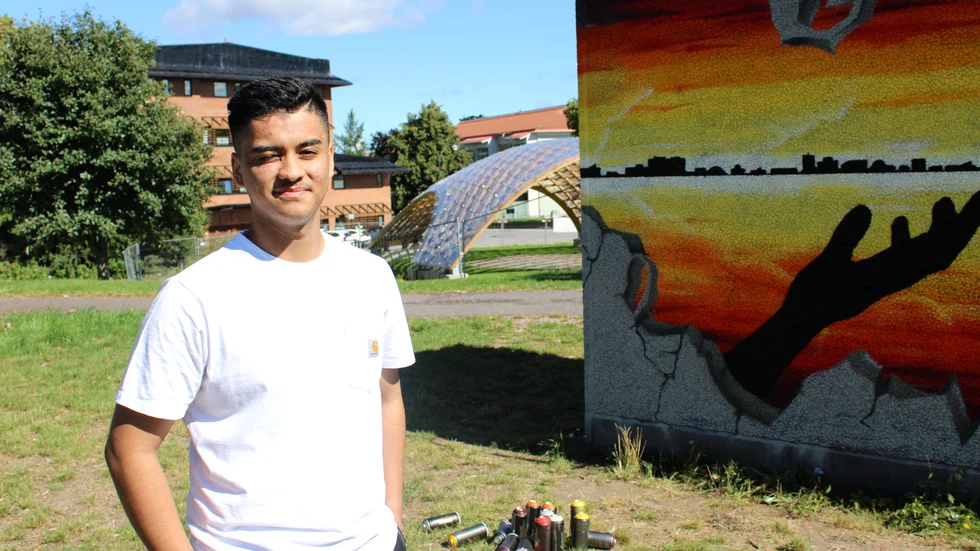 Mathias Molina tackade ja direkt till uppdraget att göra en graffitimålning på elcentralen i Hagbey.
