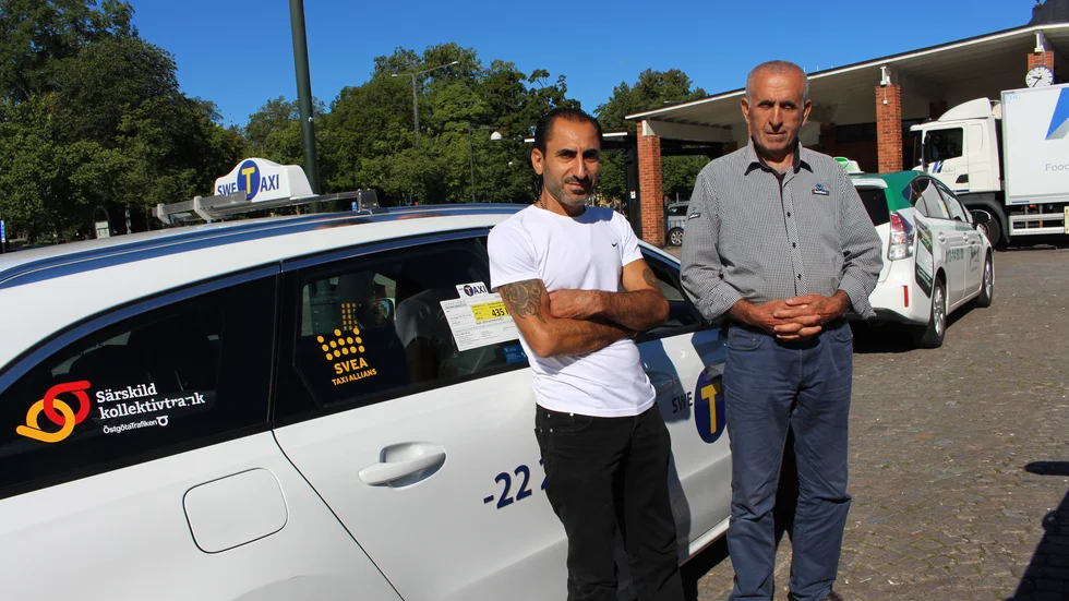Taxichaufförerna Angelo Issa och Jabar Nadr, uttrycker oro inför taxinäringens framtid. 